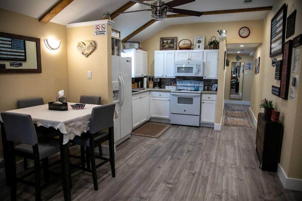 Stockyards Cowtown Outpost-Less than 4 minutes to StockYards-Sleeps 8 photo 3