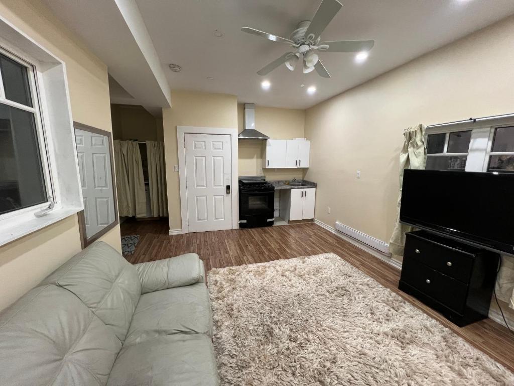 Queen Bed Apartment with Seamless Living & Kitchen photo 1