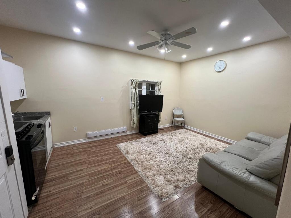 Queen Bed Apartment with Seamless Living & Kitchen photo 3
