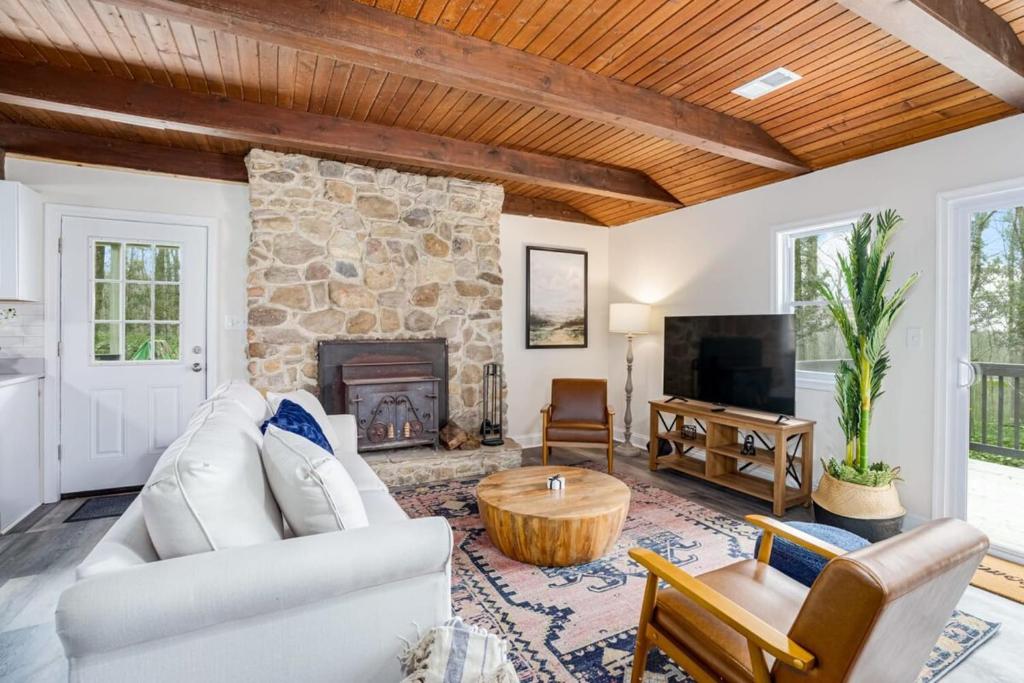 Modern Harpers Ferry Cabin w Hot Tub Deck WiFi image