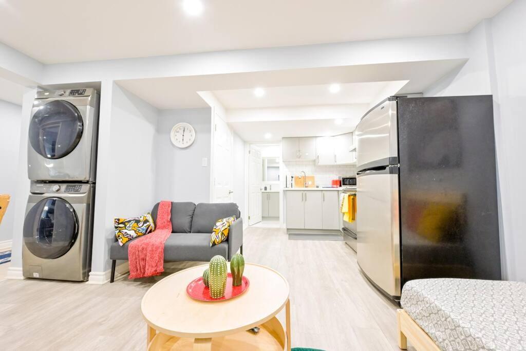 Stylish 2BR: w/free parking & streaming! photo 3
