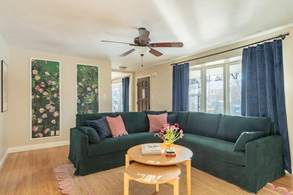 Downtown Denver: 4bd - Game/Movie Room - Backyard photo 3