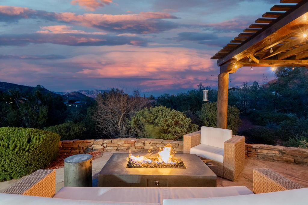Modern Secluded with Amazing Views Hot Tub Casita image