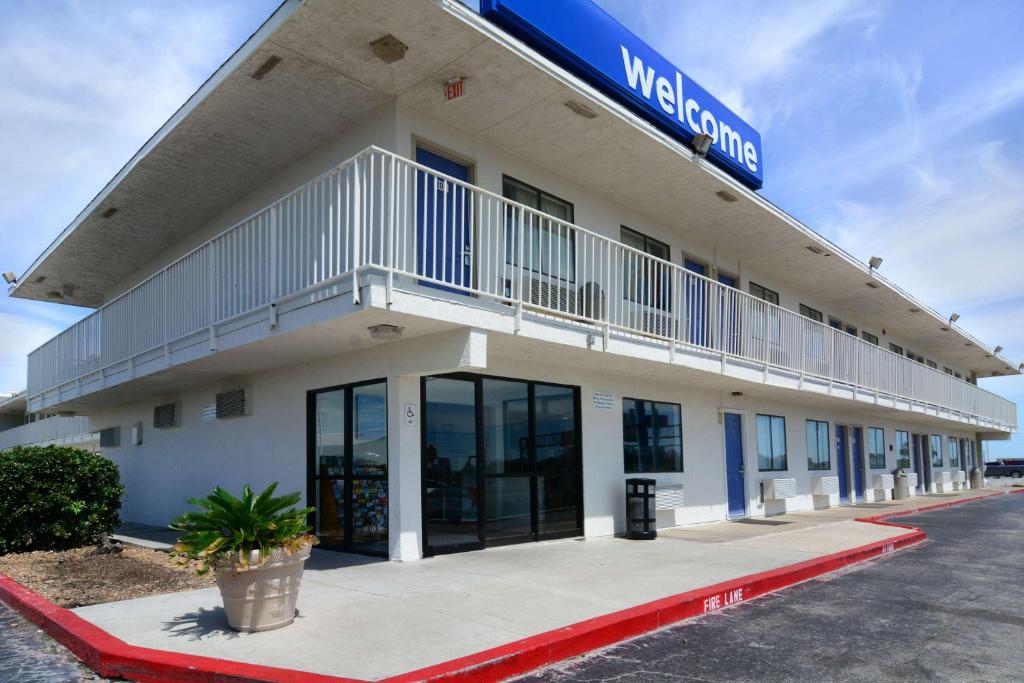 Motel 6 Galveston, TX image