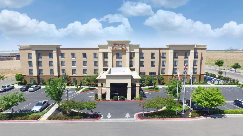 Hampton Inn And Suites Madera image