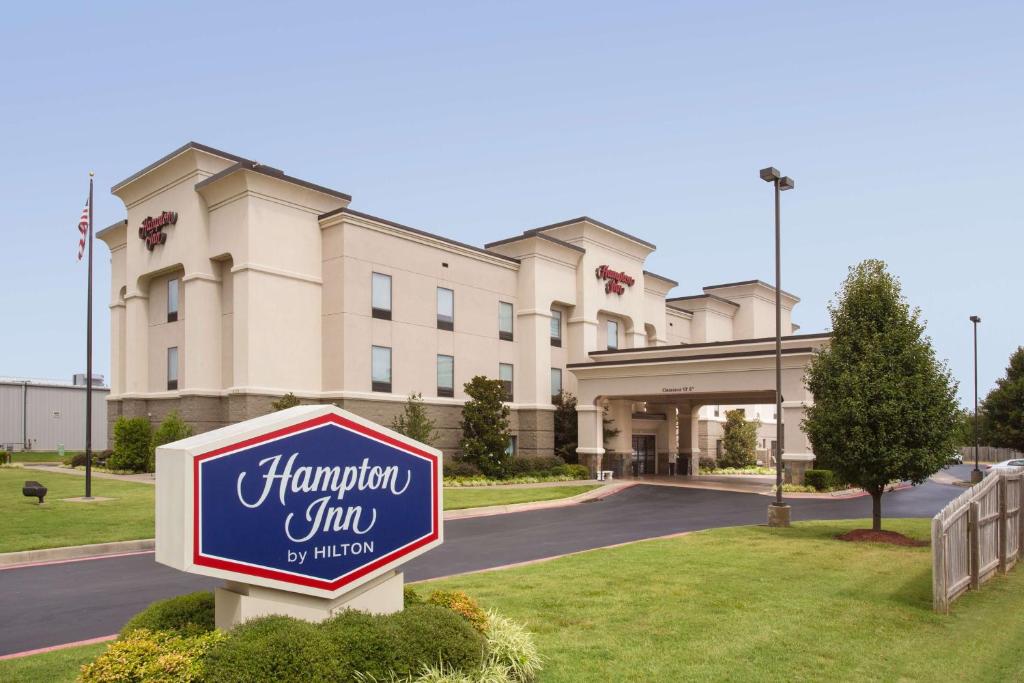 Hampton Inn Siloam Springs image