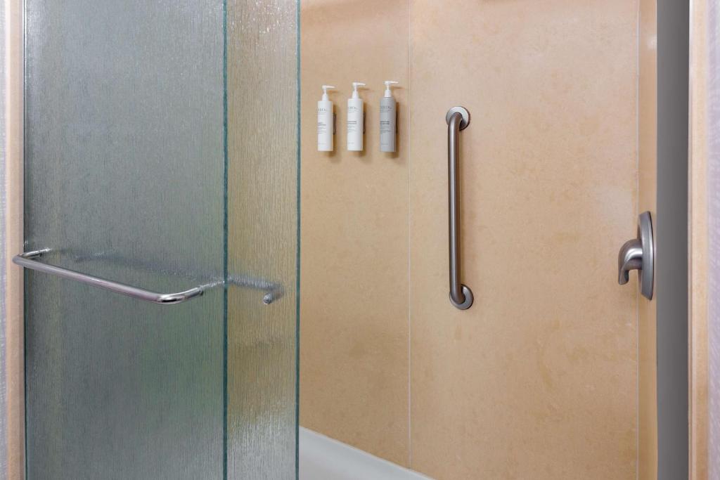 Hampton Inn and Suites Hartford/Farmington - Tap to explore photos