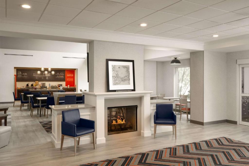 Hampton Inn & Suites - Cape Cod / West Yarmouth photo 2