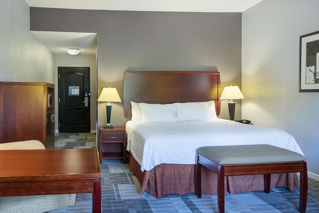 Hampton Inn & Suites Indianapolis/Brownsburg, IN Room Type - King Room with Sofa Bed and Study - Non-Smoking
