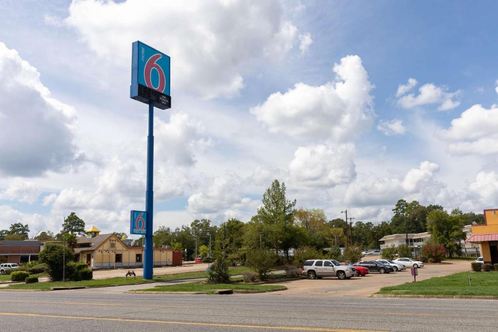 Motel 6 Lufkin, TX image