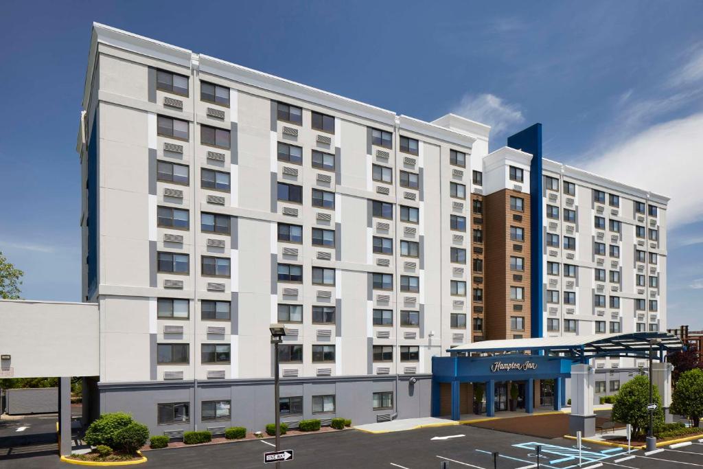 Hampton Inn Newark Airport image