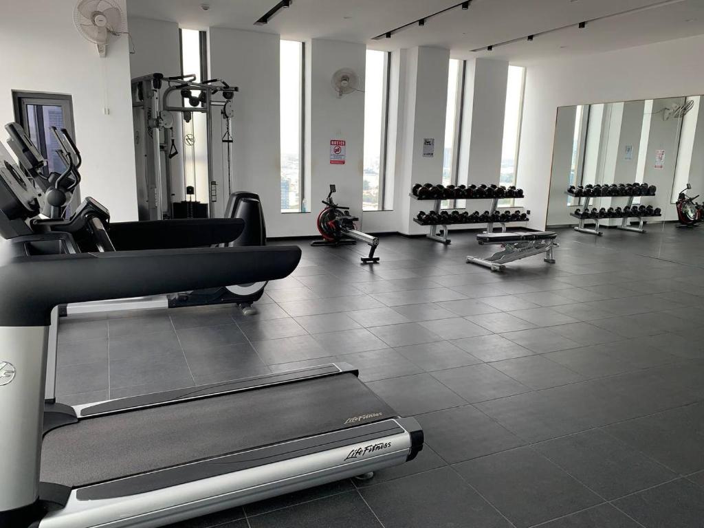 Biggest Room 45$ Down 33$/N in Central with Swimming Pool & Gyms. photo 2