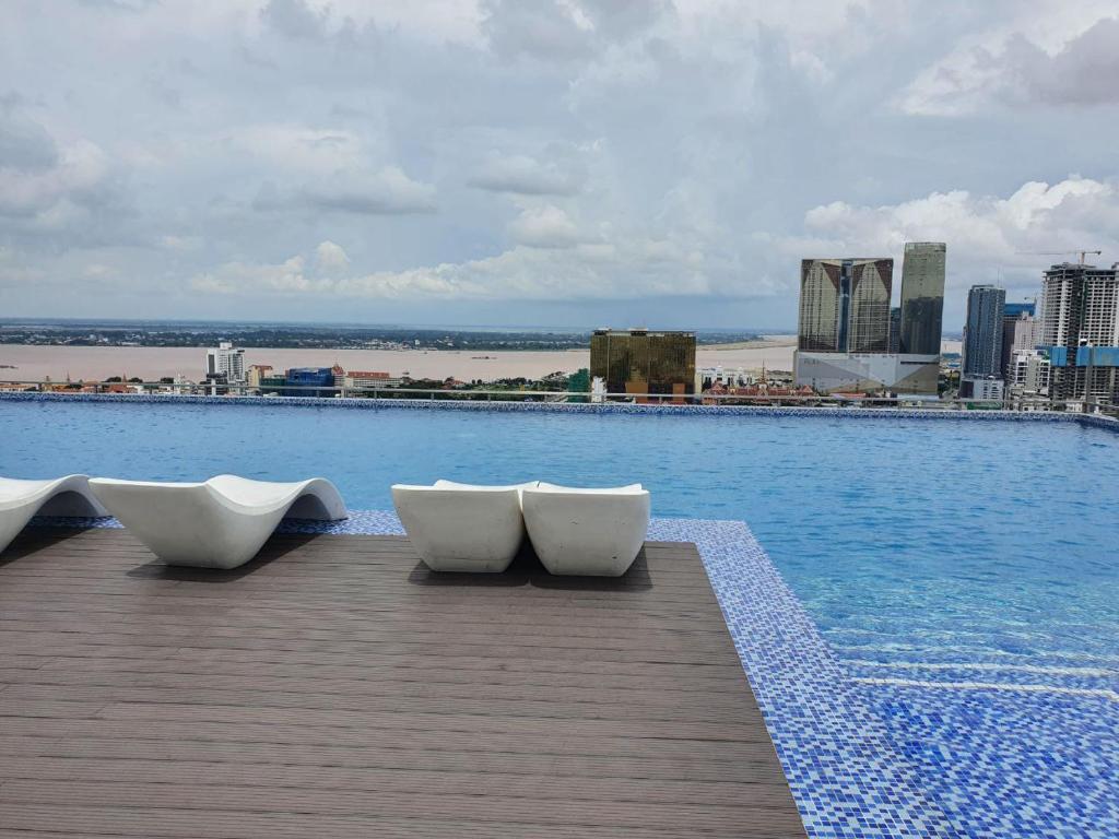Biggest Room 45$ Down 33$/N in Central with Swimming Pool & Gyms. photo 4
