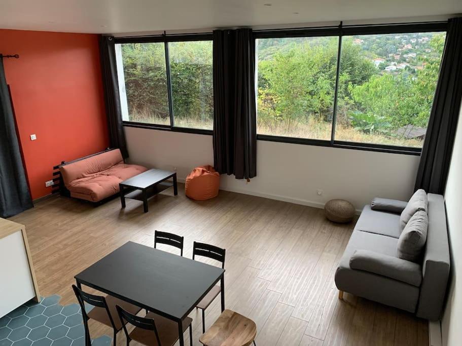 Studio indépendant dans maison