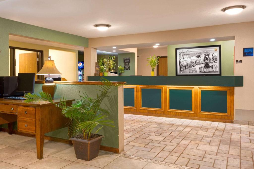 Super 8 by Wyndham Lynchburg VA photo 2