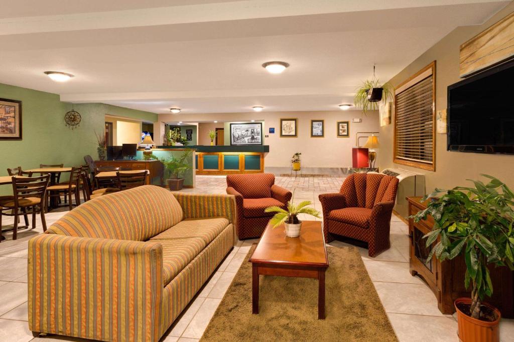 Super 8 by Wyndham Lynchburg VA photo 3