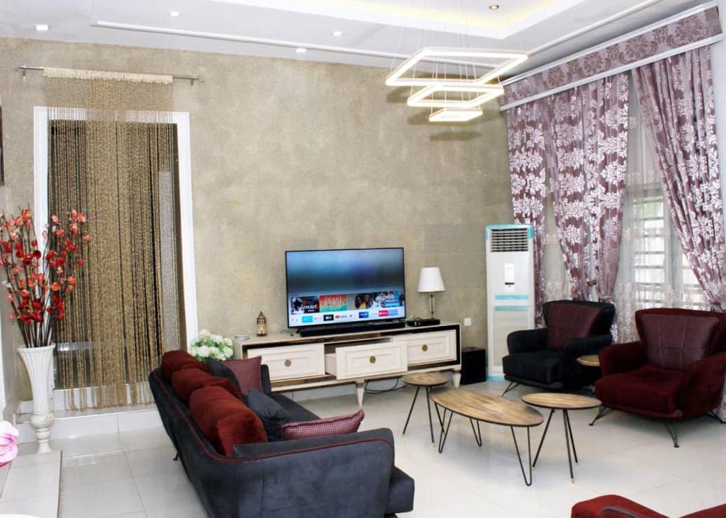 Ugo Homes photo 3