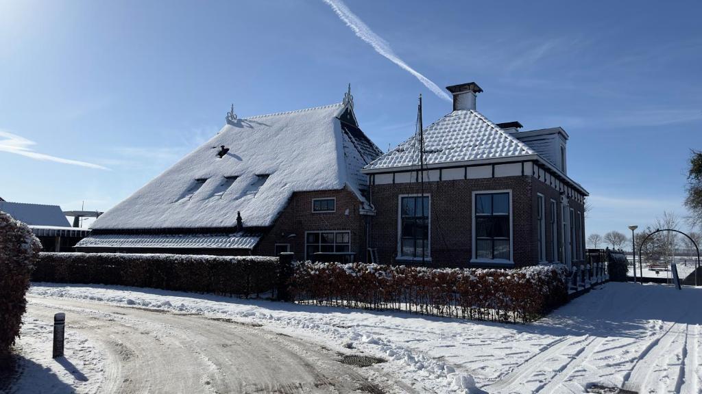 PUUR Eastermar - monumentaal, authentiek en luxe koetshuis aan open vaarwater met jacuzzi photo 1