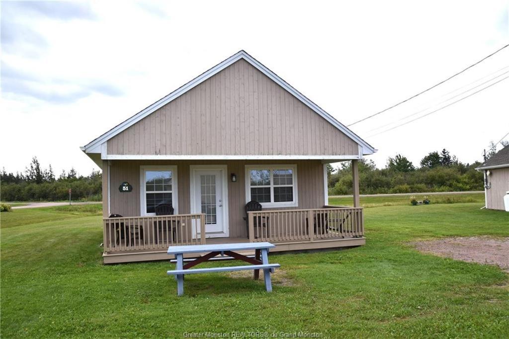 Beachside Cottage w/beach access - Aboiteau Beach photo 1
