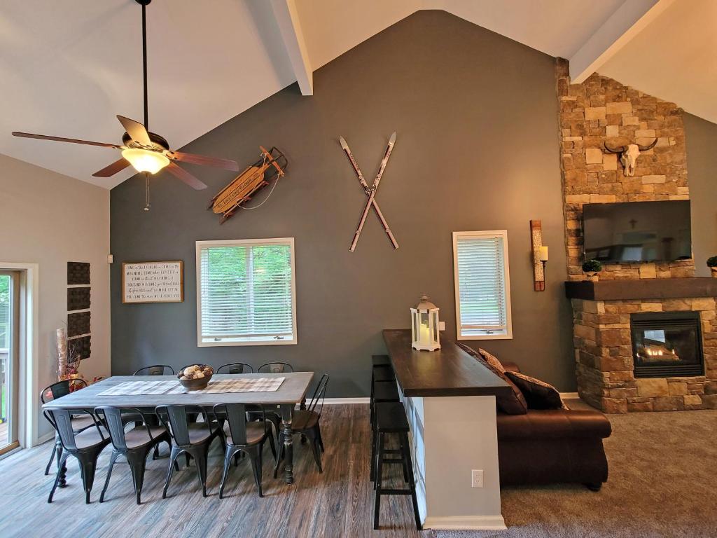 5 BR Coyote Cliff Corner HUGE Luxury w/Hot Tub and Linens photo 4