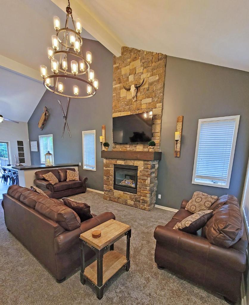 5 BR Coyote Cliff Corner HUGE Luxury w/Hot Tub and Linens