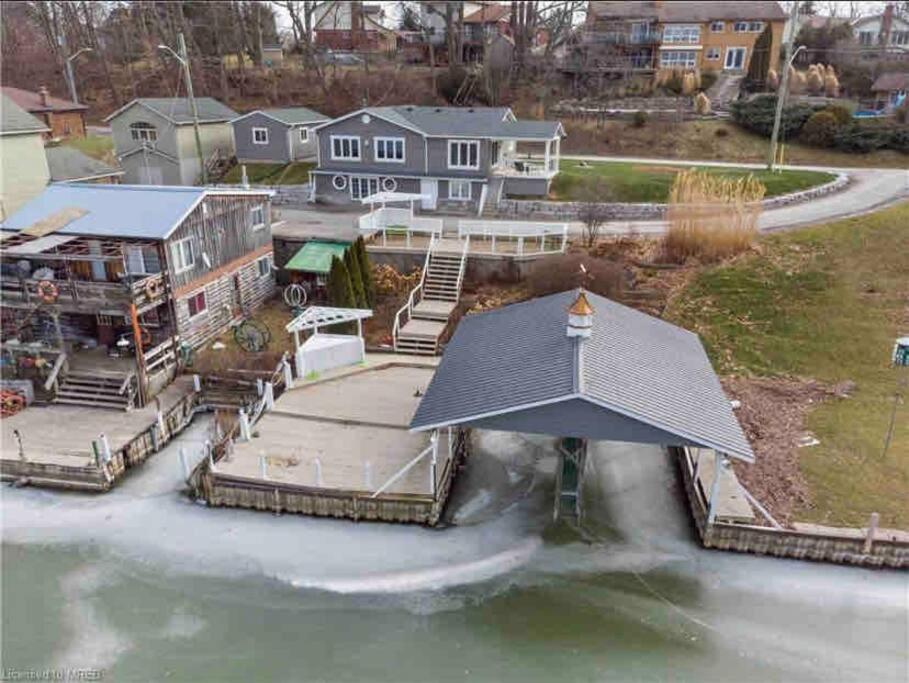 River front 4 bedroom cottage with boat dock