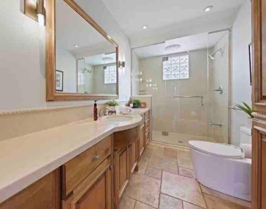 River front 4 bedroom cottage with boat dock photo 1
