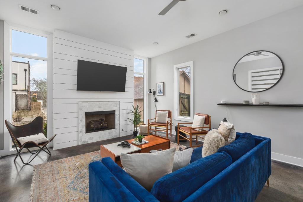 Modern Luxury Rooftop Deck, 3 mi to Downtown - Tap to explore photos