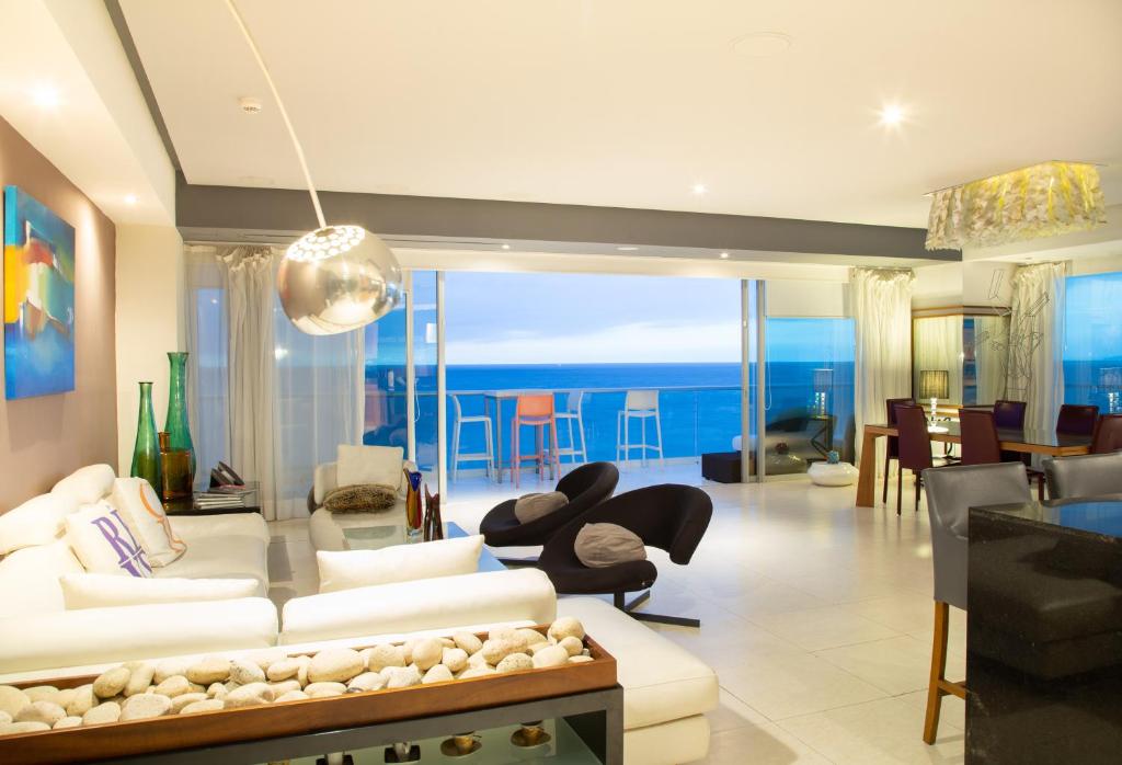Luxury Condo Peninsula