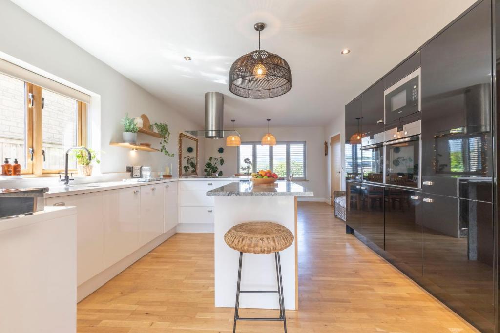 Beautiful Cotswold 4 Bedroom Home photo 3