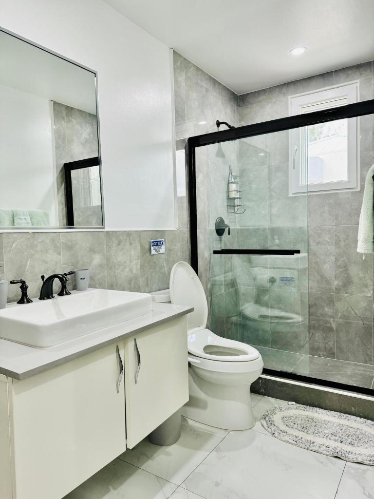 Ocean Pearl - A brand new one bedroom with pool, walkable distance to sunset beach photo 2