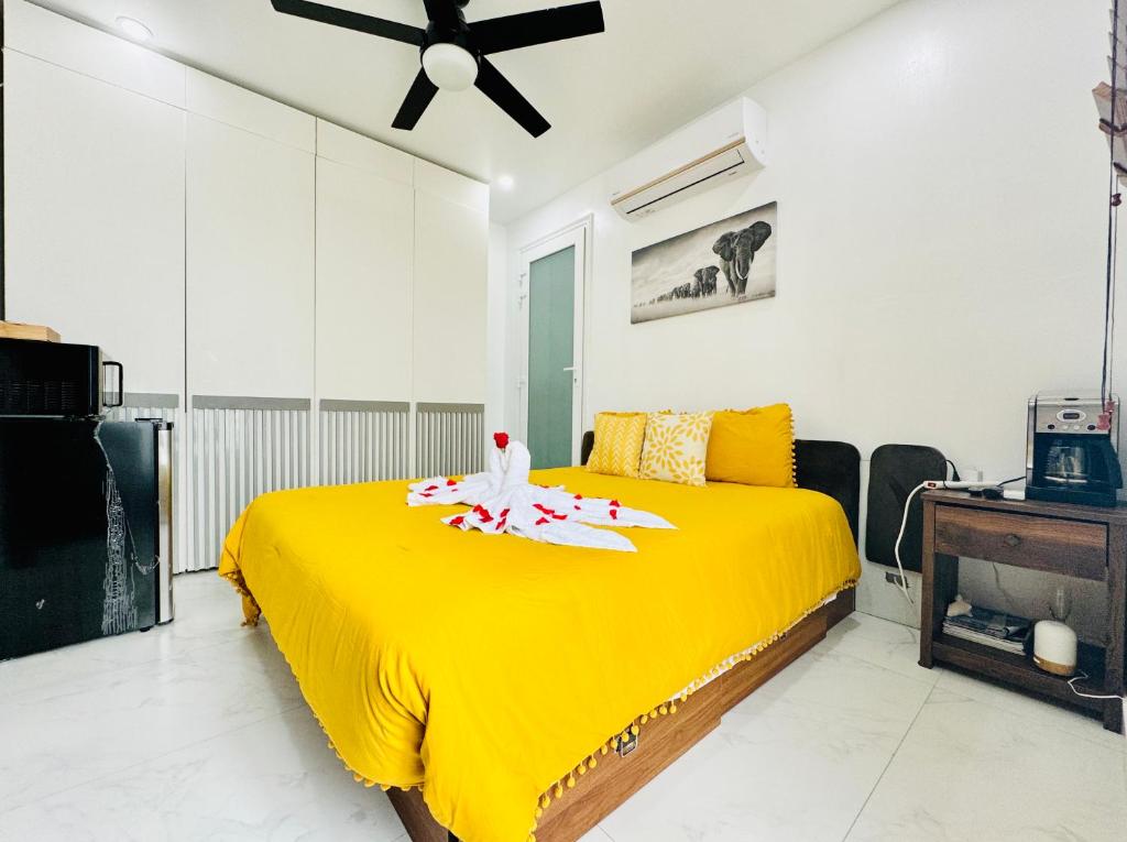 Ocean Pearl - A brand new one bedroom with pool, walkable distance to sunset beach