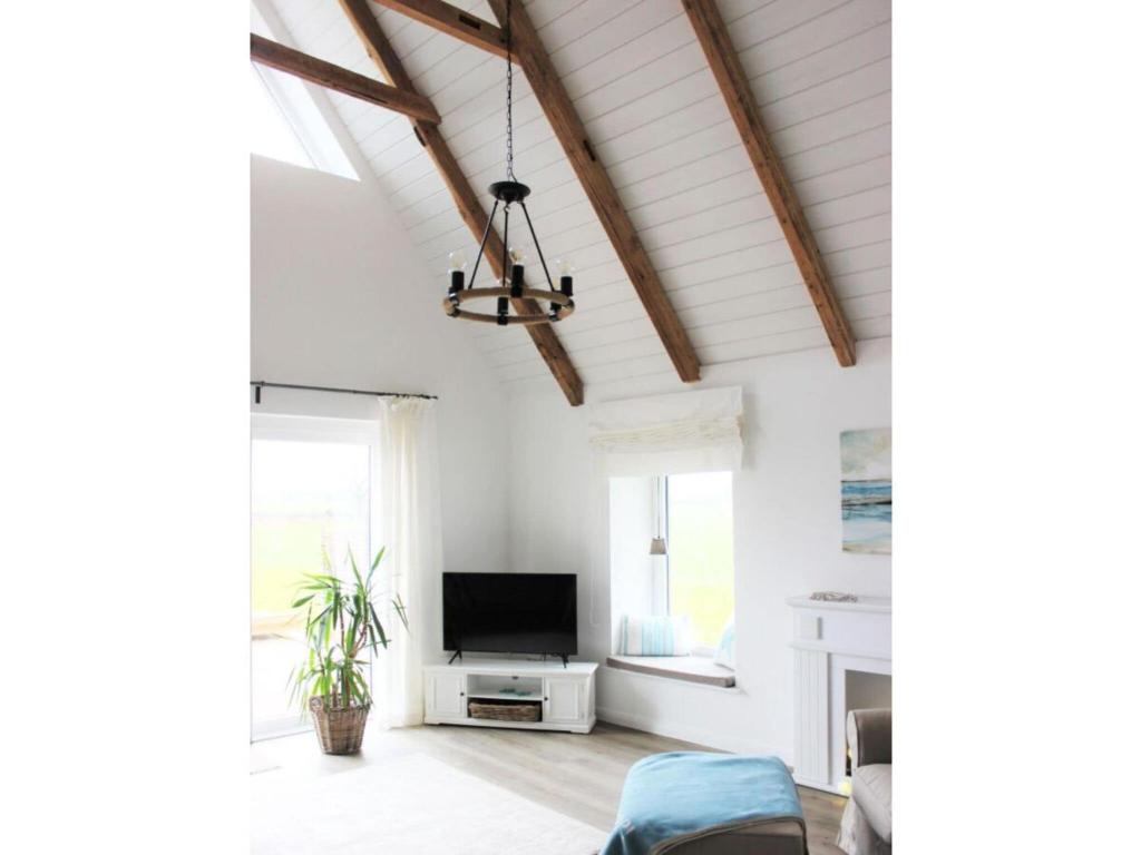 Tranquil holiday home with garden photo 2