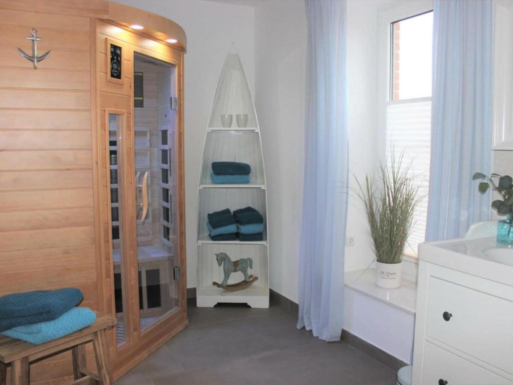 Tranquil holiday home with garden photo 3