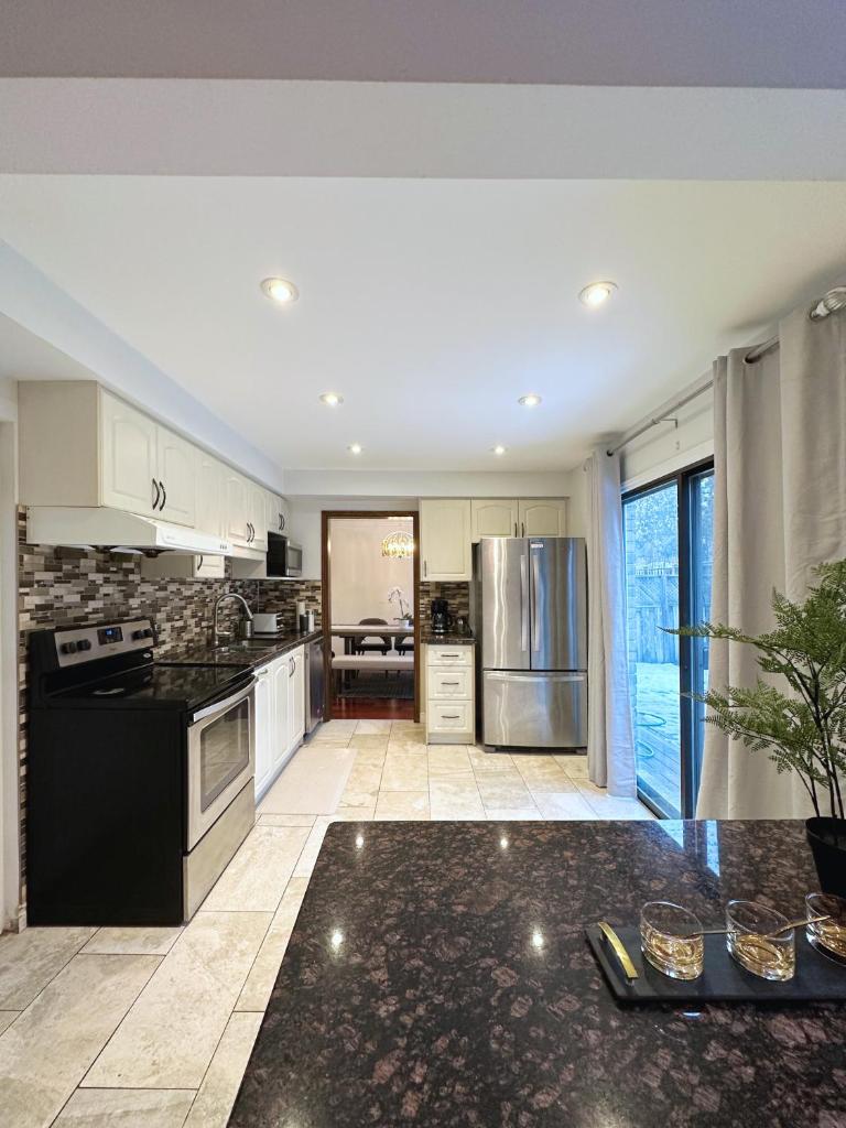 Elegant Spacious 4BR House in Upscale Neighborhood photo 3