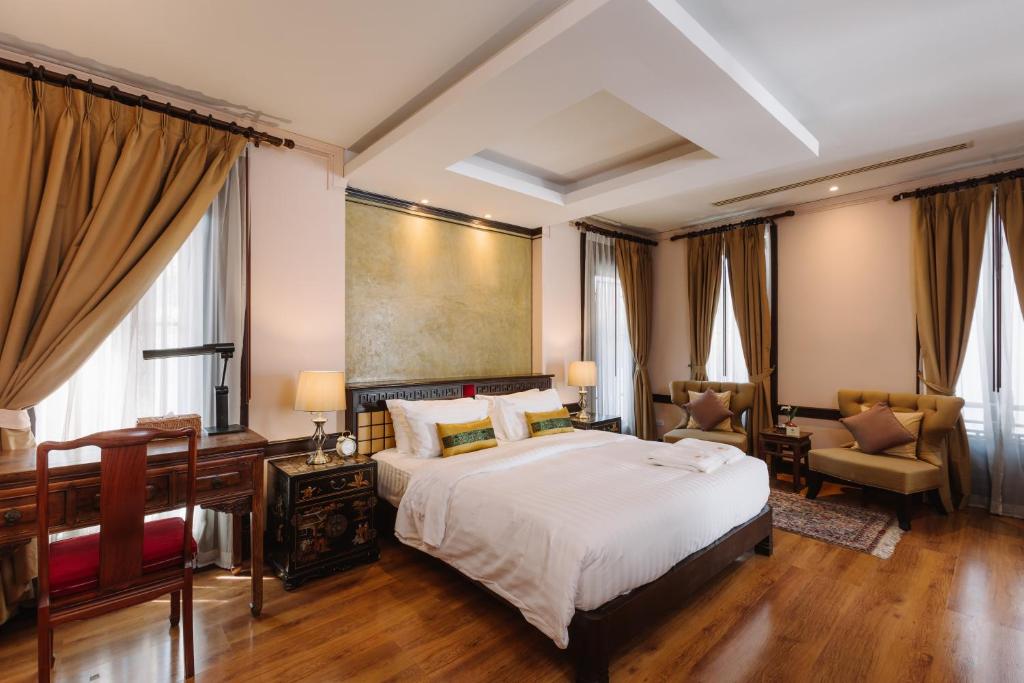 Lunar Mansion Hotel Room Type - Deluxe Double Room with Balcony