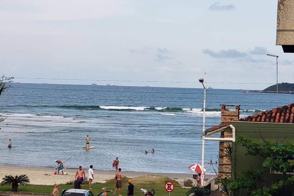 Ótimo apartamento com ampla sacada e vista pro mar