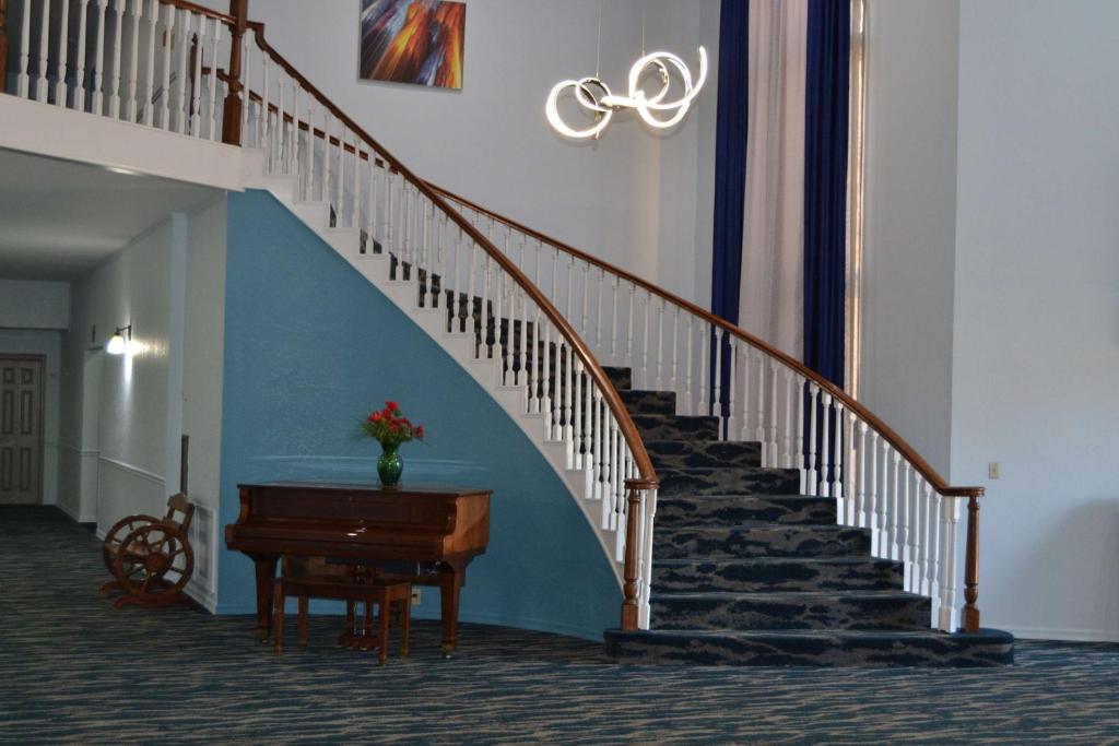 Days Inn and Suites by Wyndham Sikeston photo 1