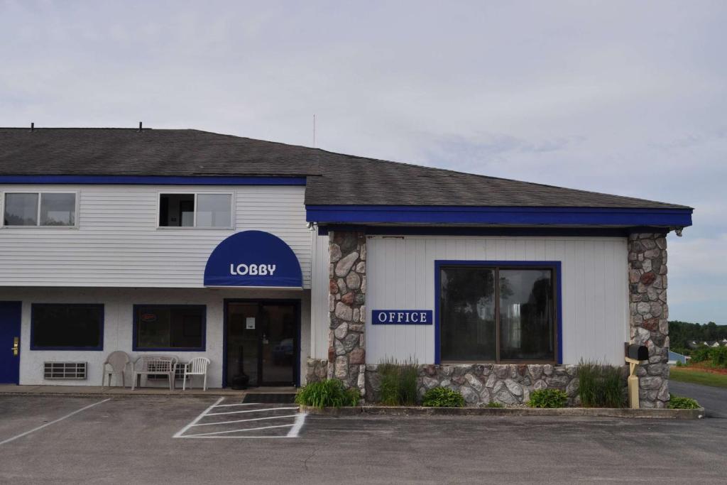 Super 8 by Wyndham Petoskey photo 2