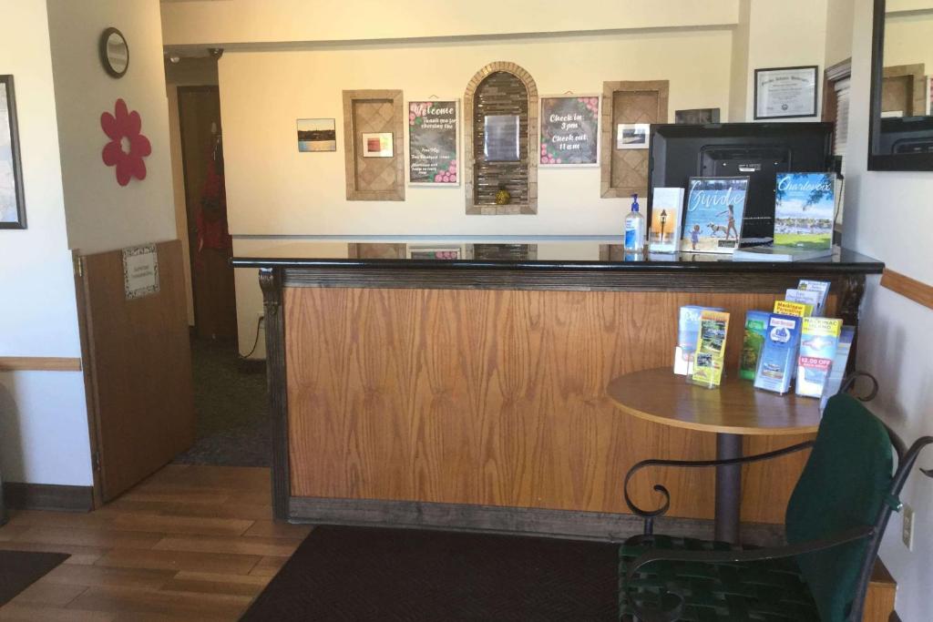 Super 8 by Wyndham Petoskey photo 3