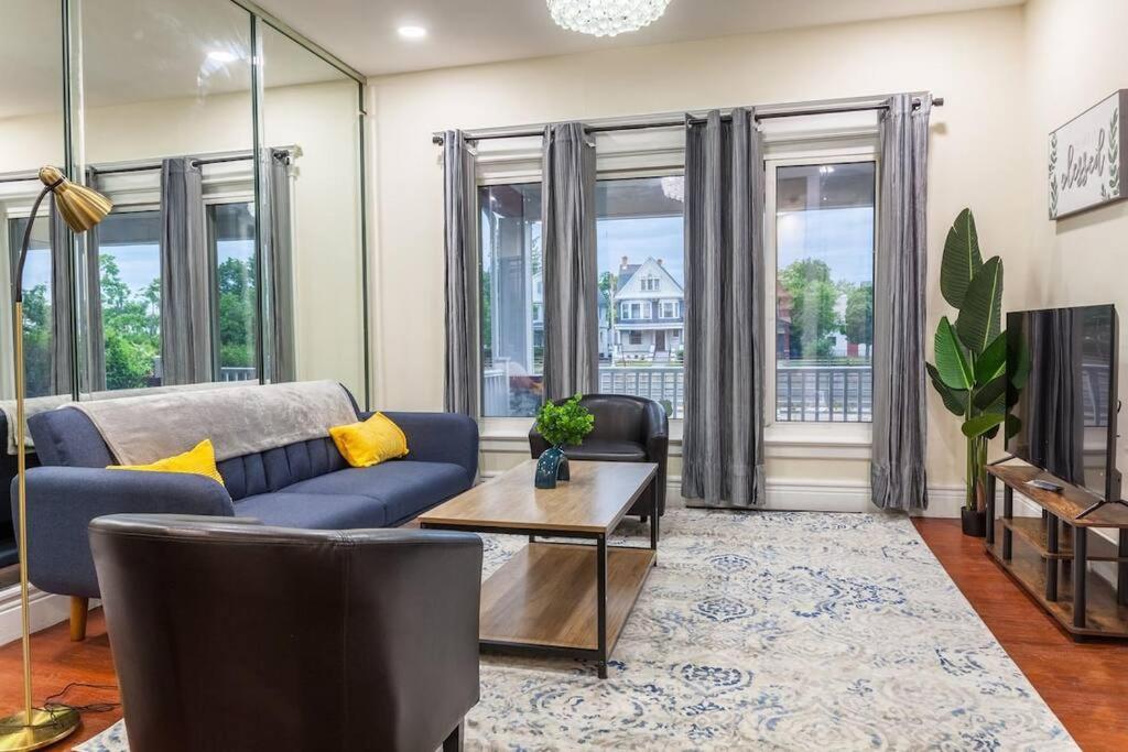 Private 3BD-KingBed_Pool Table_Wifi-TV-NiagraFall image