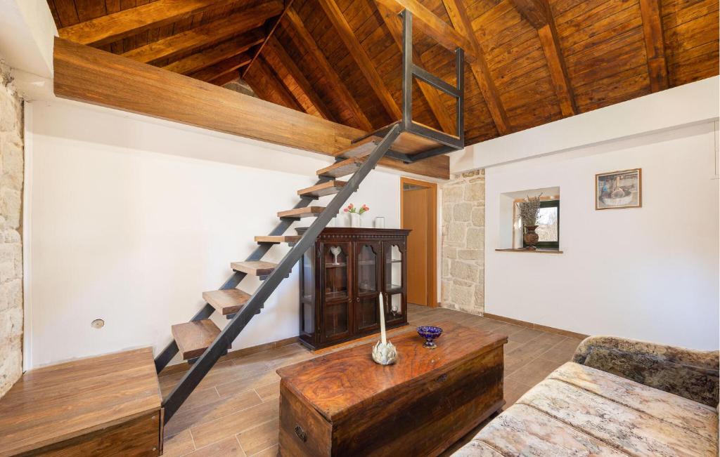 Awesome Home In Obrovac Sinjski With Outdoor Swimming Pool, Wifi And 2 Bedrooms photo 3