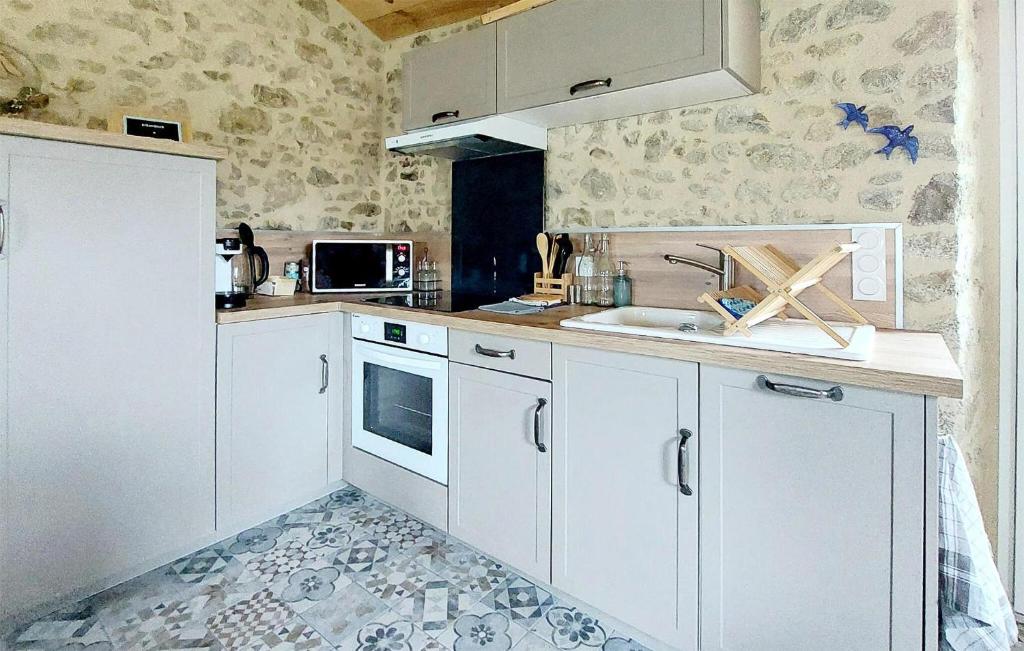 Beautiful Home In Maulon With Wi-fi photo 2