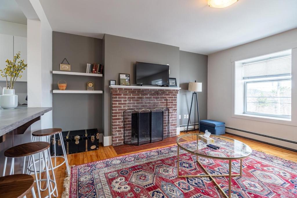 Beautiful & Spacious Apt #101 photo 2