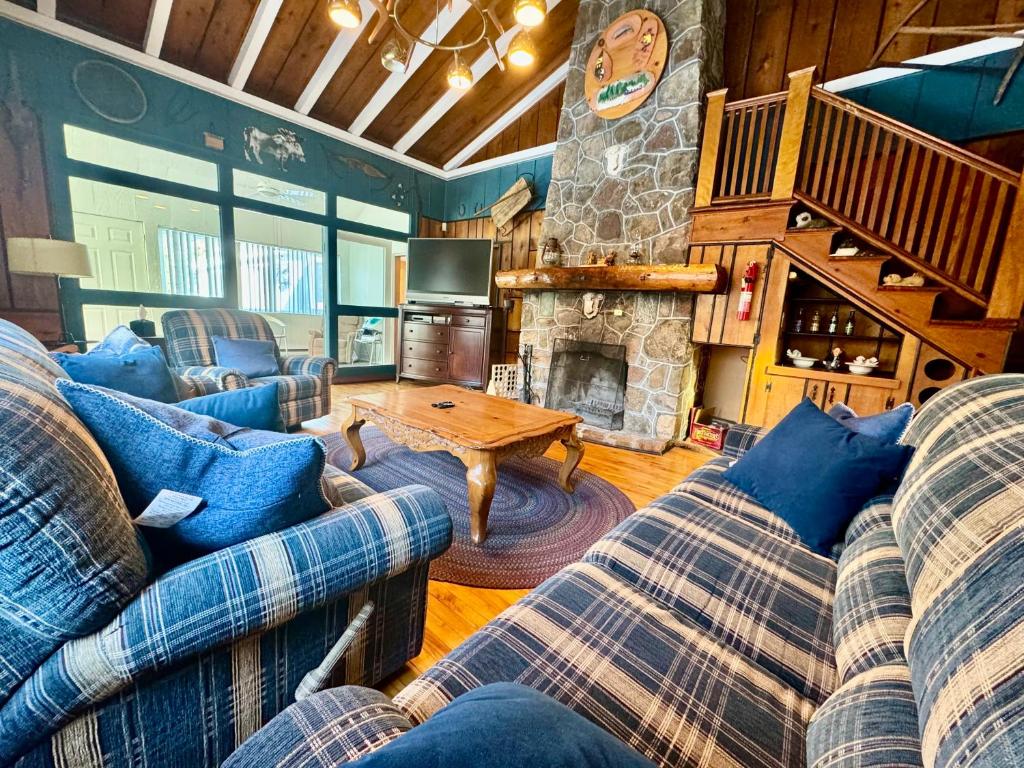 Fireplace beach access pet friendly photo 1