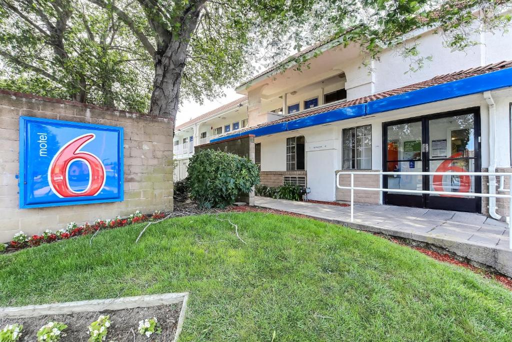 Motel 6 Pinole, CA image