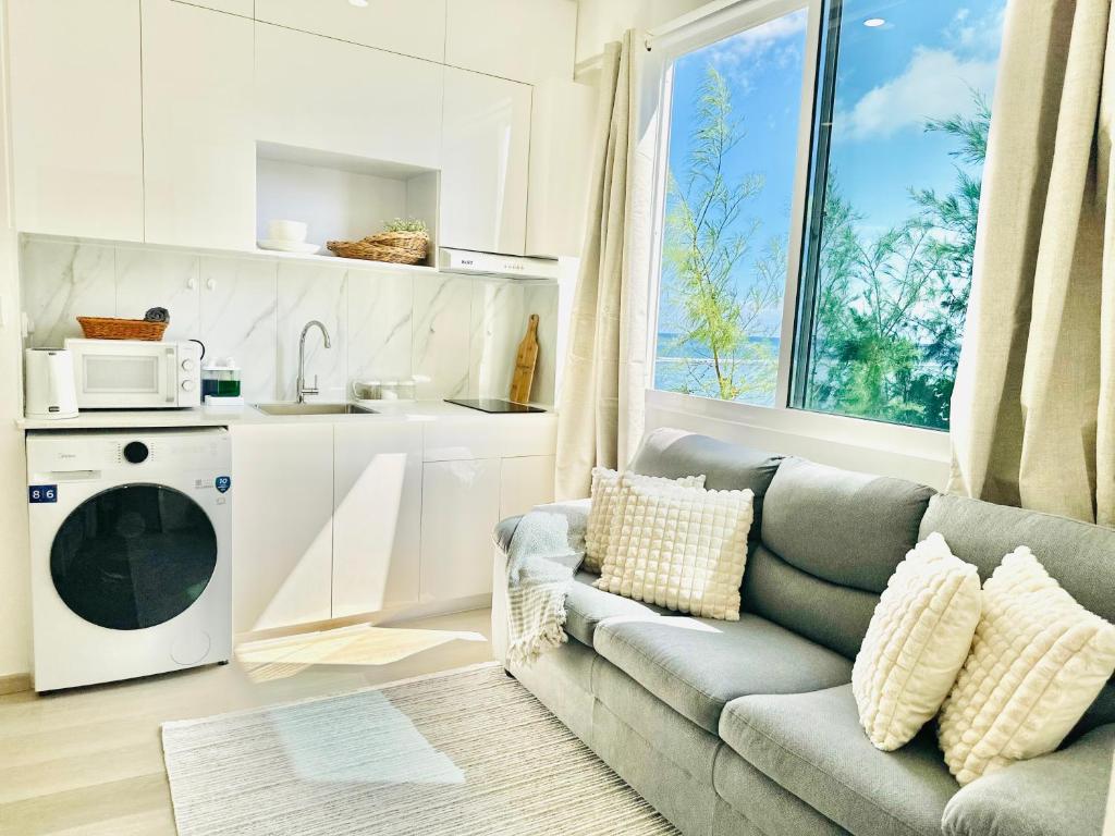Lazzlla beachside studio apartments photo 1