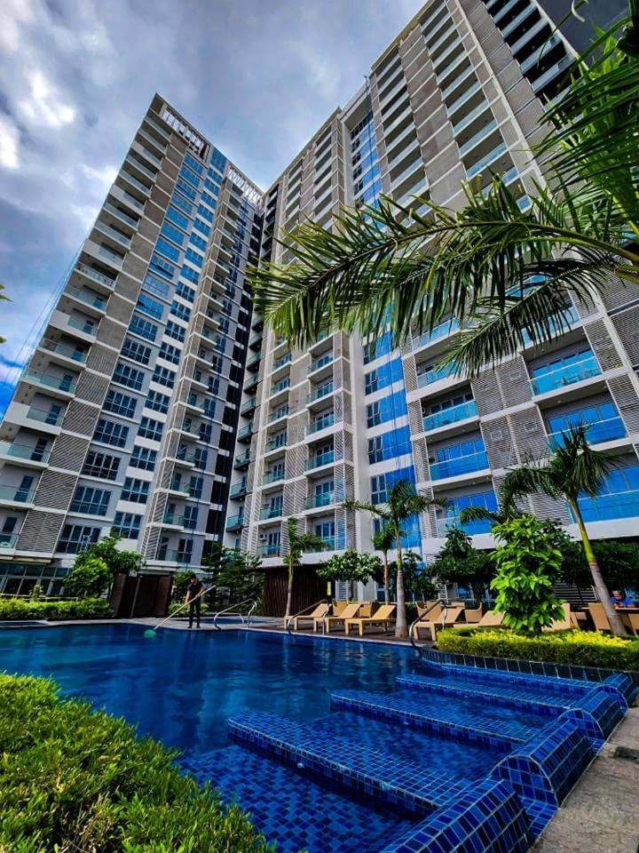 The Palladium Iloilo near Convention Center Studio unit with private balcony photo 3