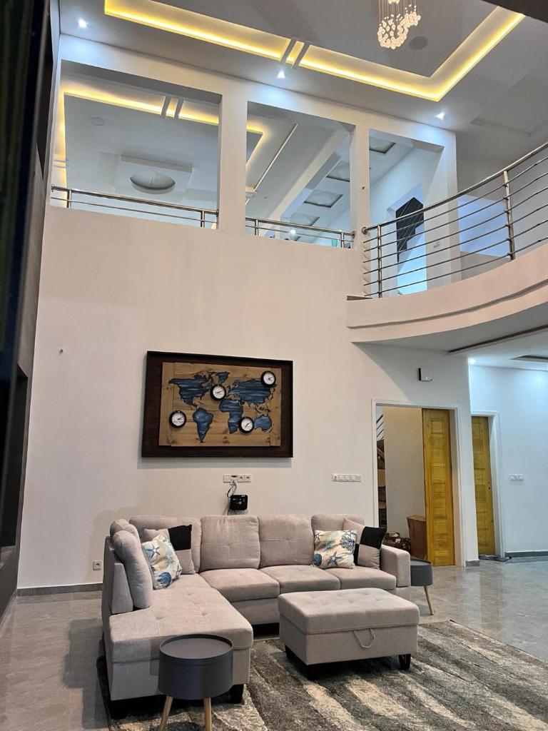 Villa Serenity with Swimming Pool, Home Theater, and Gym photo 4