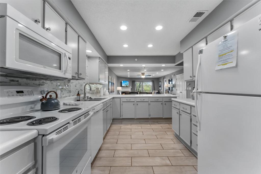 Free Daily Attractions coming April 15th! Spacious, Centrally located, 2 pools photo 2
